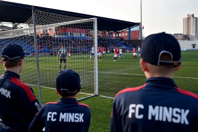 AFP/„Scanpix“ nuotr./Baltarusijoje koronaviruso fone vyksta futbolo rungtynės su žiūrovais.