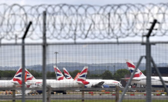 AFP/„Scanpix“ nuotr./Šalys viena po kitos uždraudžia skrydžius iš Jungtinės Karalystės