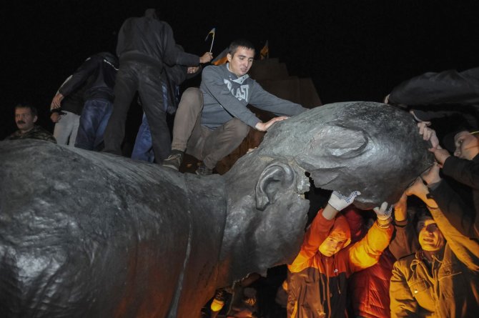„Reuters“/„Scanpix“ nuotr./Charkove nuversta Leninino statula