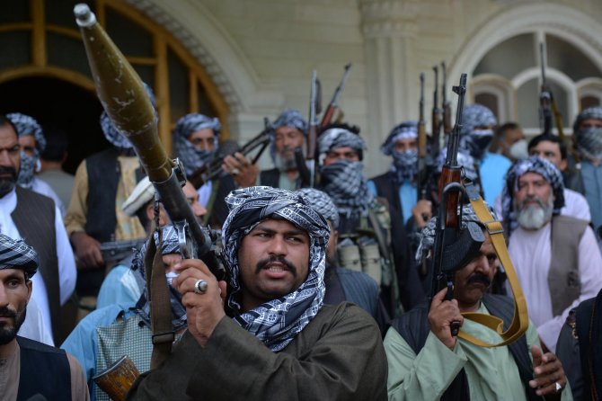 AFP/„Scanpix“ nuotr./Afganai ginkluojasi prieš Talibaną