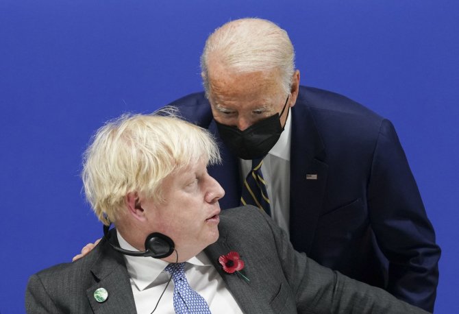 AFP/„Scanpix“ nuotr./Borisas Johnsonas ir Joe Bidenas