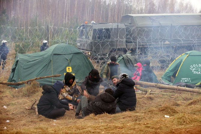 „Reuters“/„Scanpix“ nuotr./Migrantai Lenkijos pasienyje