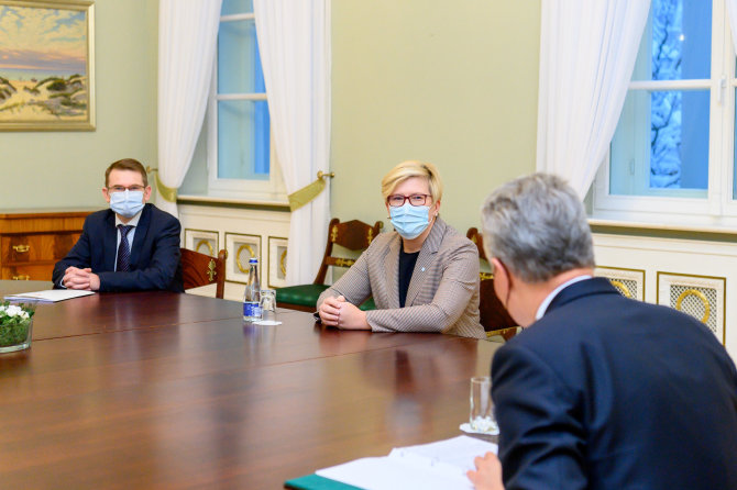 LR Prezidento kanceliarijos/R.Dačkaus nuotr./Prezidentas susitiko su ministre pirmininke Ingrida Šimonyte ir sveikatos apsaugos ministru Arūnu Dulkiu