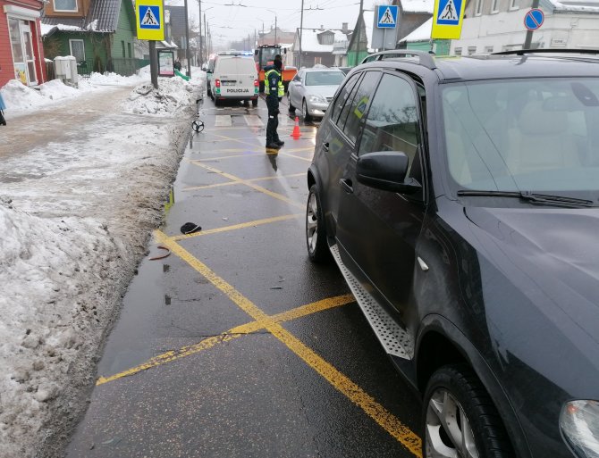 Kauno apskrities policijos nuotr./Avarija Kaune, kurios metu BMW sužalojo pėsčiąją