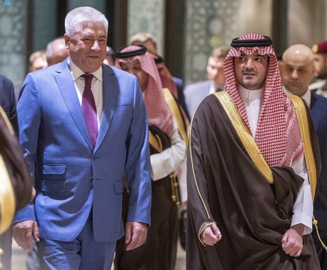„AP“/„Scanpix“/Rusijos vidaus reikalų ministras Vladimiras Kolokolcevas ir Saudo Arabijos vidaus reikalų ministras princas Abdulazizas bin Saudas