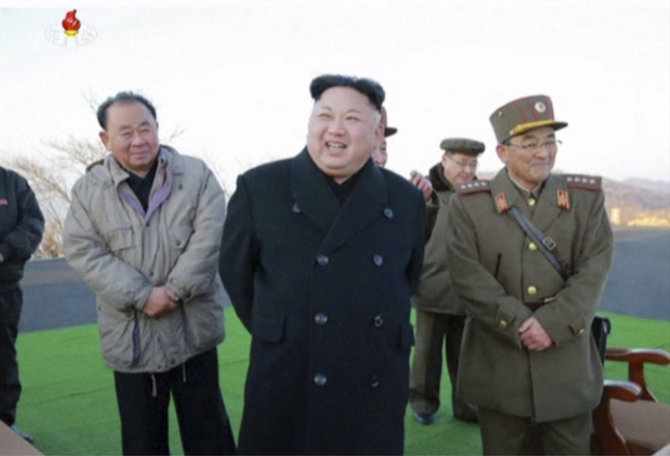 „Scanpix“/AP nuotr./Kim Jong Unas stebi raketų paleidimą