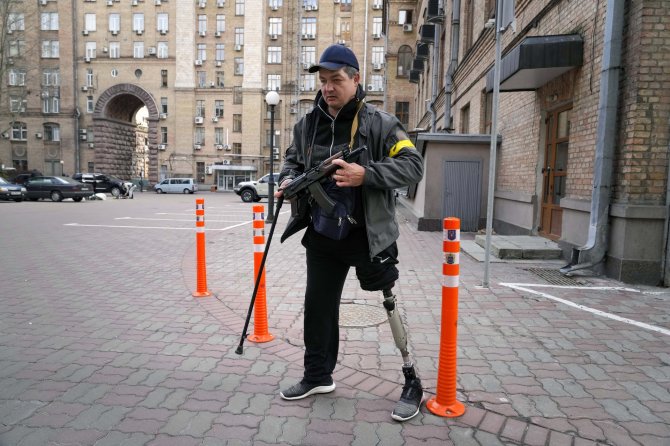 „Scanpix“/AP nuotr./Ukrainos teritorinės gynybos karys Kijeve sekmadienį