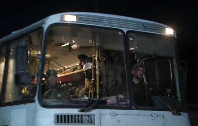 „Reuters“/„Scanpix“ nuotr./Vienas iš autobusų, kuriais, kaip pranešama, iš „Azovstal“ išgabenti sužeisti ukrainiečių kariai