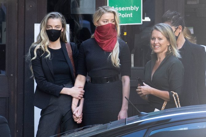Vida Press nuotr./Amber Heard su seserimi Whitney Heard (kairėje) ir advokate Jennifer Robinson (dešinėje)