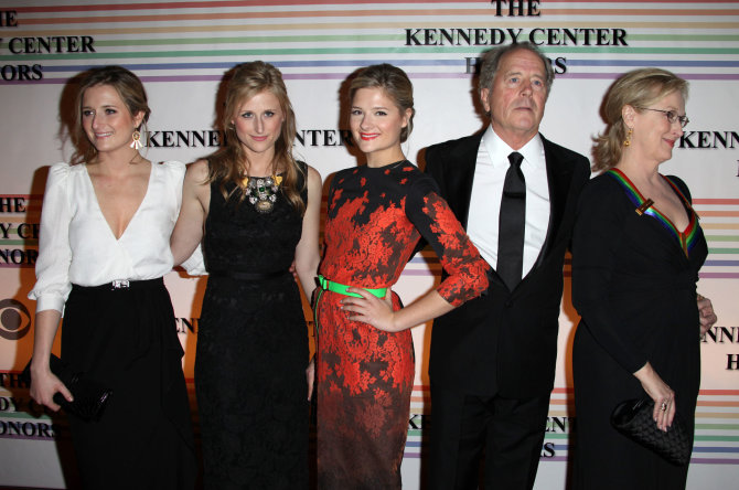 Vida Press nuotr./Meryl Streep su vyru Donu Gummeriu ir dukromis (iš kairės) Grace, Mamie ir Louisa