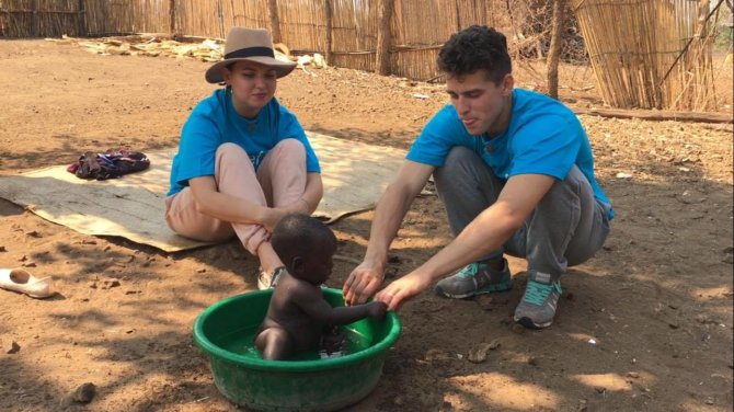 UNICEF nuotr./Justė Arlauskaitė-Jazzu ir Donatas Montvydas misijoje Malavyje