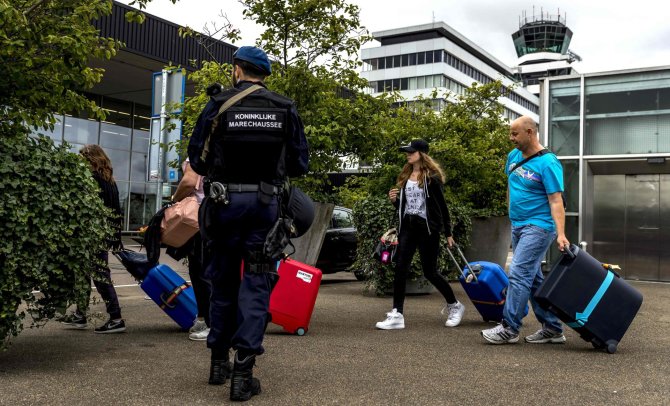 AFP/„Scanpix“ nuotr./Amsterdamo Schipolio oro uoste buvo sustiprintas saugumas