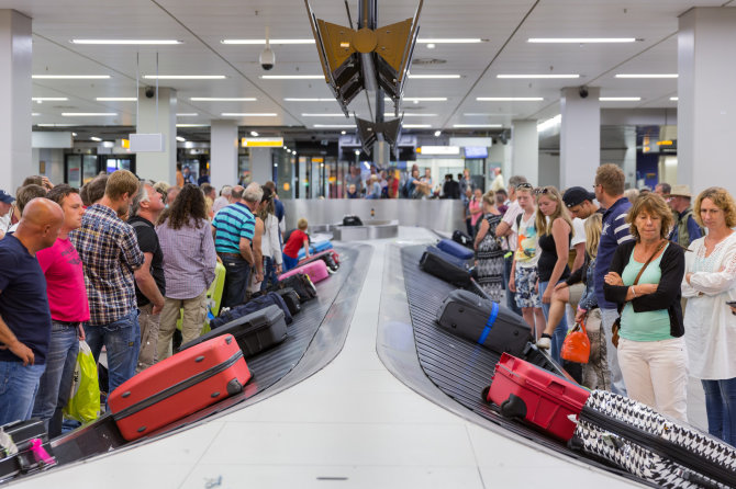 123RF.com nuotr./Oro uoste keleiviai laukia savo bagažo