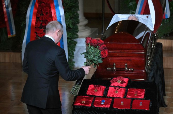 AFP/„Scanpix“ nuotr./V.Putinas dalyvavo ultranacionalisto V.Žirinovskio laidotuvių ceremonijoje