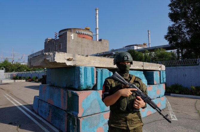 Rusijos kareivis prie Zaporižios atominės elektrinės / ALEXANDER ERMOCHENKO / REUTERS