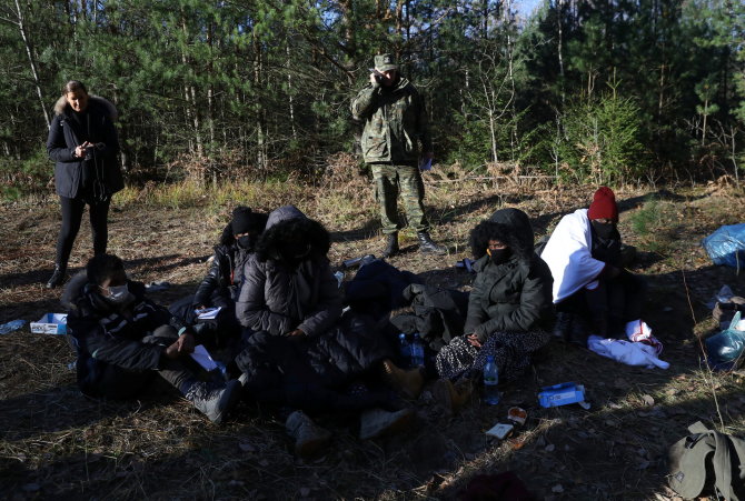 „Reuters“/„Scanpix“ nuotr./Migrantai Lenkijos pasienyje