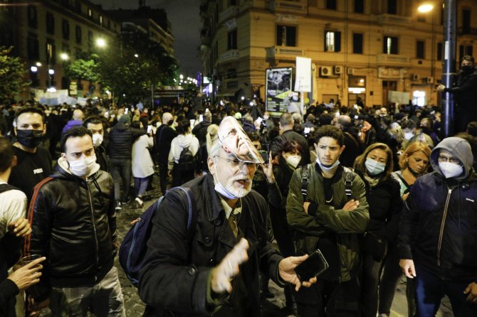 „Scanpix“/„SIPA“ nuotr./Protestas prieš koronavirusinius apribojimus Neapolyje