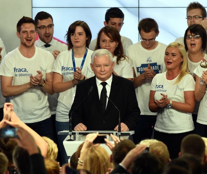 AFP/„Scanpix“ nuotr./Jaroslawas Kaczynskis (centre)