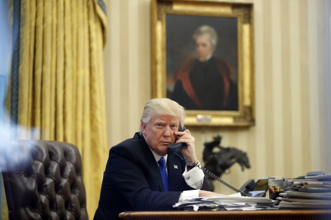 „Scanpix“/AP nuotr./D.Trumpas telefonu kalbasi su Australijos premjeru M.Turnbullu.