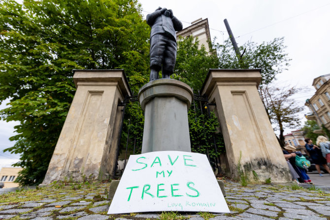 Lukas Balandis / BNS nuotr./Protestas dėl medžių J.Basanavičiaus gatvėje