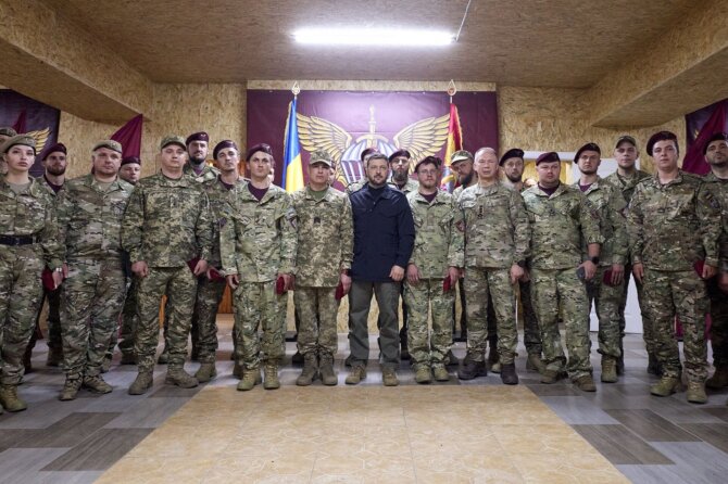 Volodymyras Zelenskis ir Ukrainos kariai / HANDOUT / AFP