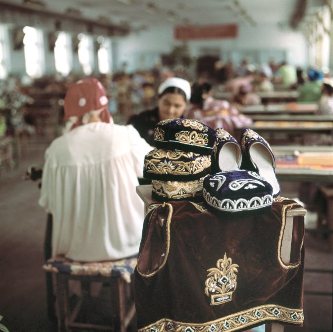 „SVT Bild“/„Scanpix“ nuotr./Tautinių rūbų siuvykla Bucharoje, Uzbekijoje (septintasis XX a. dešimtmetis)