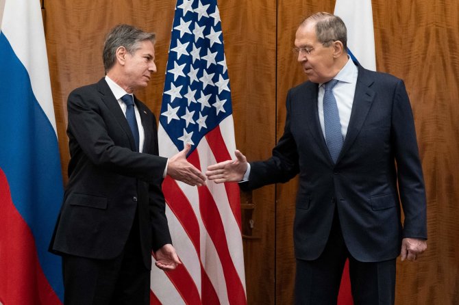 AFP/„Scanpix“ nuotr./Antony Blinkenas ir Sergejus Lavrovas per derybas