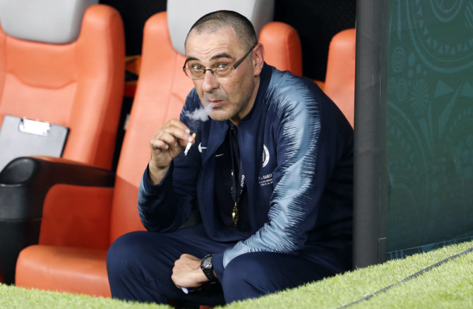 „Scanpix“/AP nuotr./Maurizio Sarri parūko ir sėdėdamas prie futbolo aikštės.
