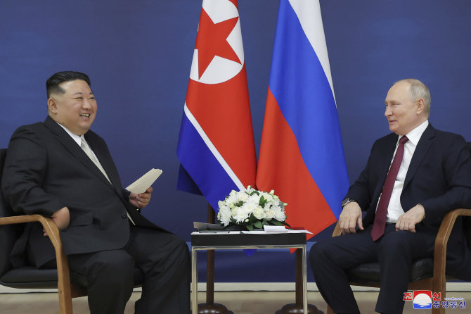 „AP“/„Scanpix“/Šiaurės Korėjos lyderis Kim Jong Unas ir Rusijos prezidentas Vladimiras Putinas 