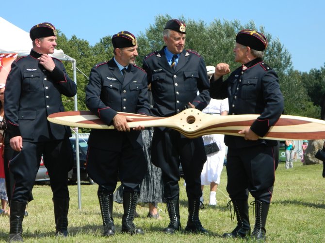 Asociacijos „ANBO eskadrilė“ nuotr./Keturi asociacijos „ANBO eskadrilė“ nariai su propeleriu