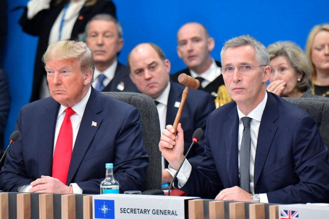 AFP/„Scanpix“ nuotr./Donaldas Trumpas ir Jensas Stoltenbergas