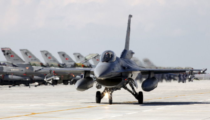 „Reuters“/„Scanpix“ nuotr./Turkijos naikintuvai F-16