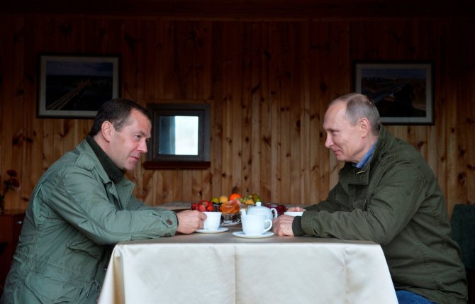 „Reuters“/„Scanpix“ nuotr./V. Putino ir D. Medvedevo atostogos su žvejais Novgorodo regione