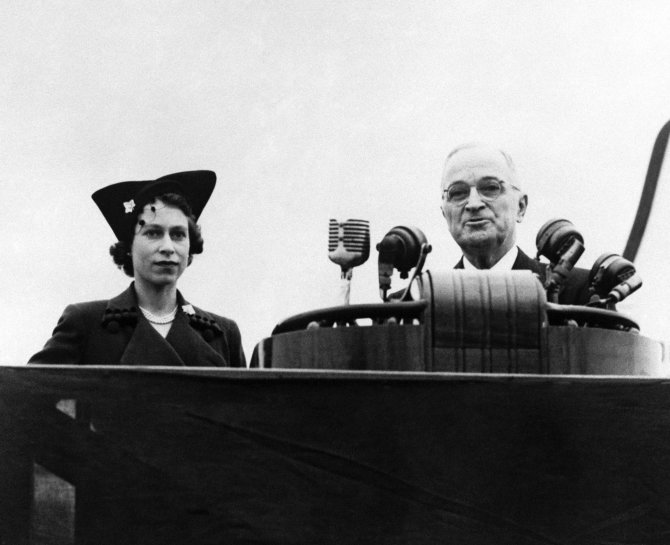 „Scanpix“/„PA Wire“/„Press Association Images“ nuotr./Harry Trumanas su karaliene Elizabeth II