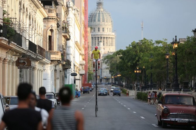 „Reuters“/„Scanpix“ nuotr./Felixas Kuboje užsidirba pragyvenimui važinėdamas savadarbiais aukštais dviračiais su reklamomis