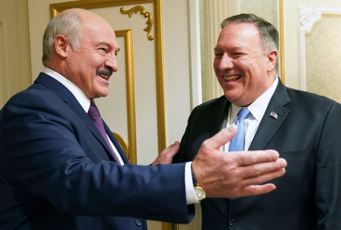 AFP/„Scanpix“ nuotr./Aliaksandras Lukašenka ir Mike'as Pompeo