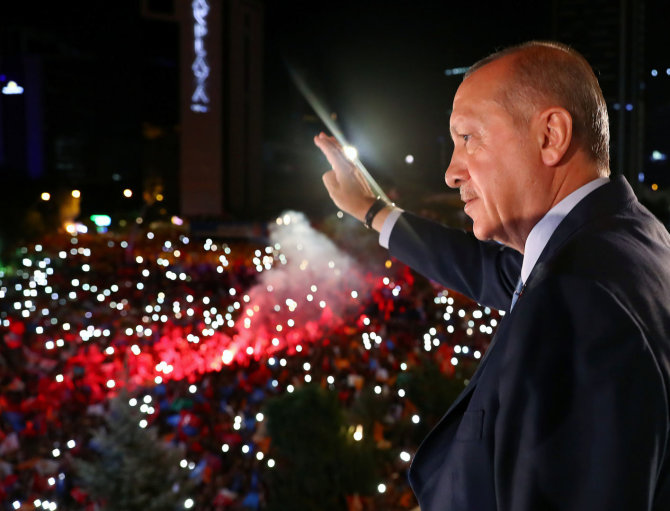 „Reuters“/„Scanpix“ nuotr./R.T.Erdoganas švenčia pergalę prezidento rinkimuose