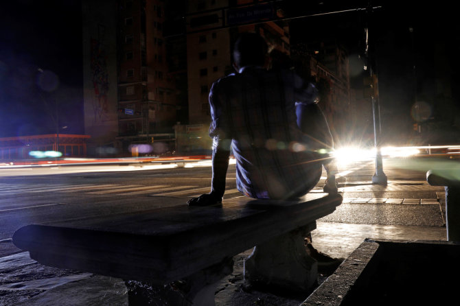 „Reuters“/„Scanpix“ nuotr./Nutrūkus elektros tiekimui Venesuela paskendo tamsoje