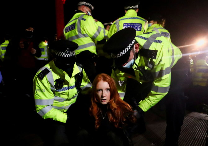 „Reuters“/„Scanpix“ nuotr./Londono policija sulaiko moterį Sarah Everard gedėjime
