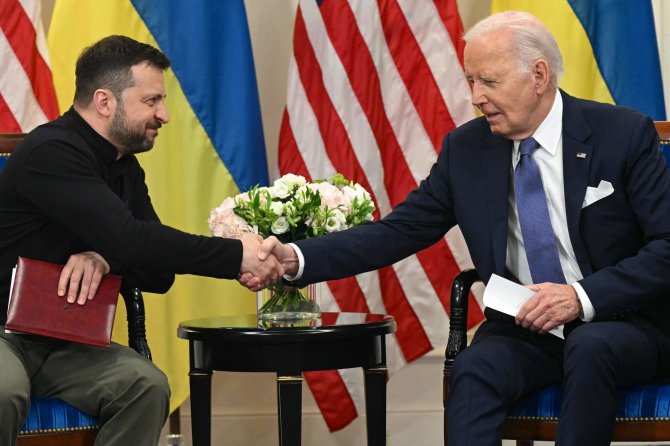 „AFP“/„Scanpix“/Ukrainos prezidentas Volodymyras Zelenskis ir JAV vadovas Joe Bidenas