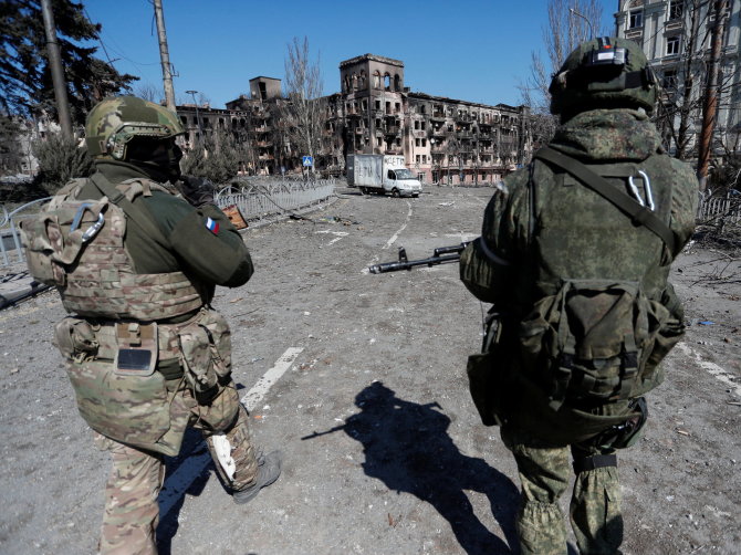 „Reuters“/„Scanpix“ nuotr./Rusijos kariai Mariupolyje