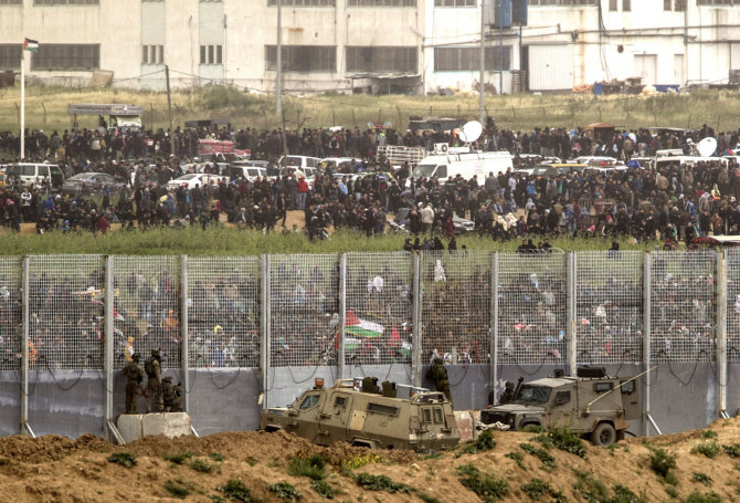 „Scanpix“/AP nuotr./Palestiniečių minios prie Izraelio sienos
