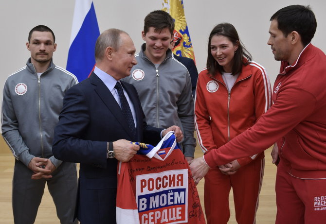 „Scanpix“ nuotr./Vladimiras Putinas ir Rusijos olimpiečiai