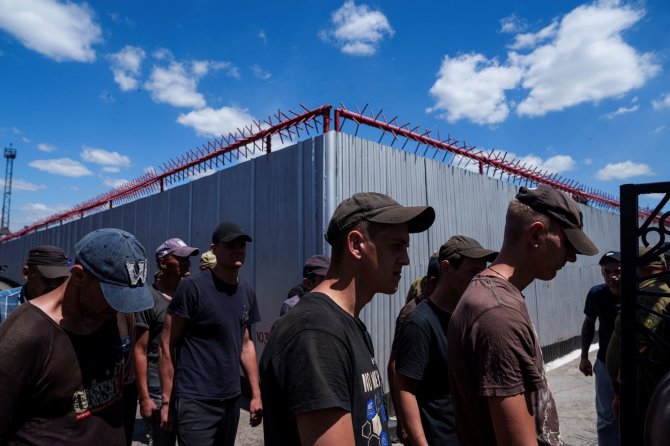 „AP“/„Scanpix“/Ukrainos kaliniai jungiasi prie ginkluotųjų pajėgų