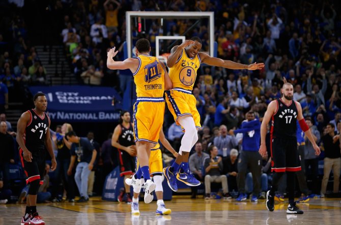 „Scanpix“ nuotr./Stephenas Curry ir Andre Iguodala