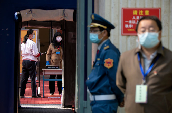 AFP/„Scanpix“ nuotr./Kinijoje auga nerimas dėl naujų užsikrėtimų koronavirusu