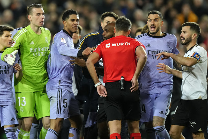 „Scanpix“ nuotr./Judo Bellinghamo ir „Real“ futbolininkų protestai prieš arbitro Jesuso Gilo Manzano finalinį švilpuką