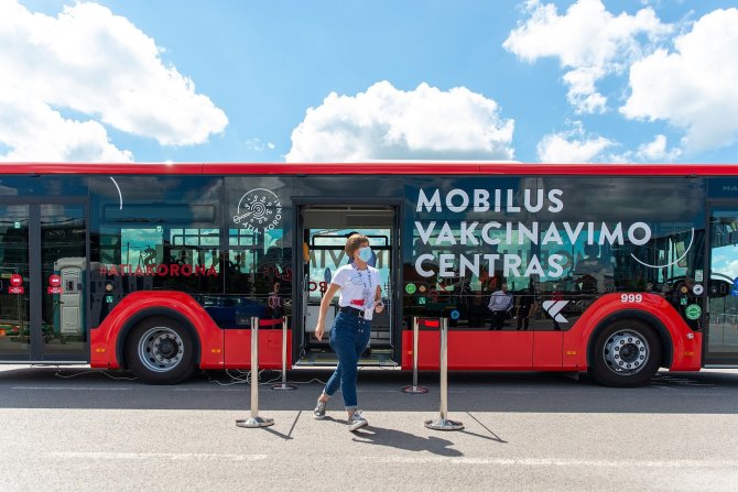 Kauno miesto savivaldybės nuotr./Mobilus vakcinavimo centras, įkurtas autobuse