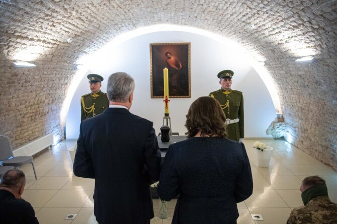 Prezidento kanceliarijos nuotr./Gitanas Nausėda ir Diana Nausėdienė pagerbia Tomo Valentėlio atminimą