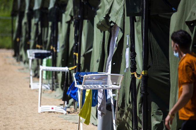 Luko Balandžio / 15min nuotr./Pirmieji migrantai apsigyveno palapinių miestelyje